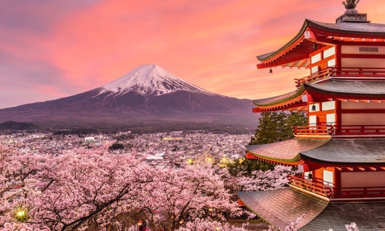 Fujiyoshida-Japan-at-Chureito-Pagoda-and-Mt.-Fuji-in-the-spring-with-cherry-blossoms-1000×600-1.jpg